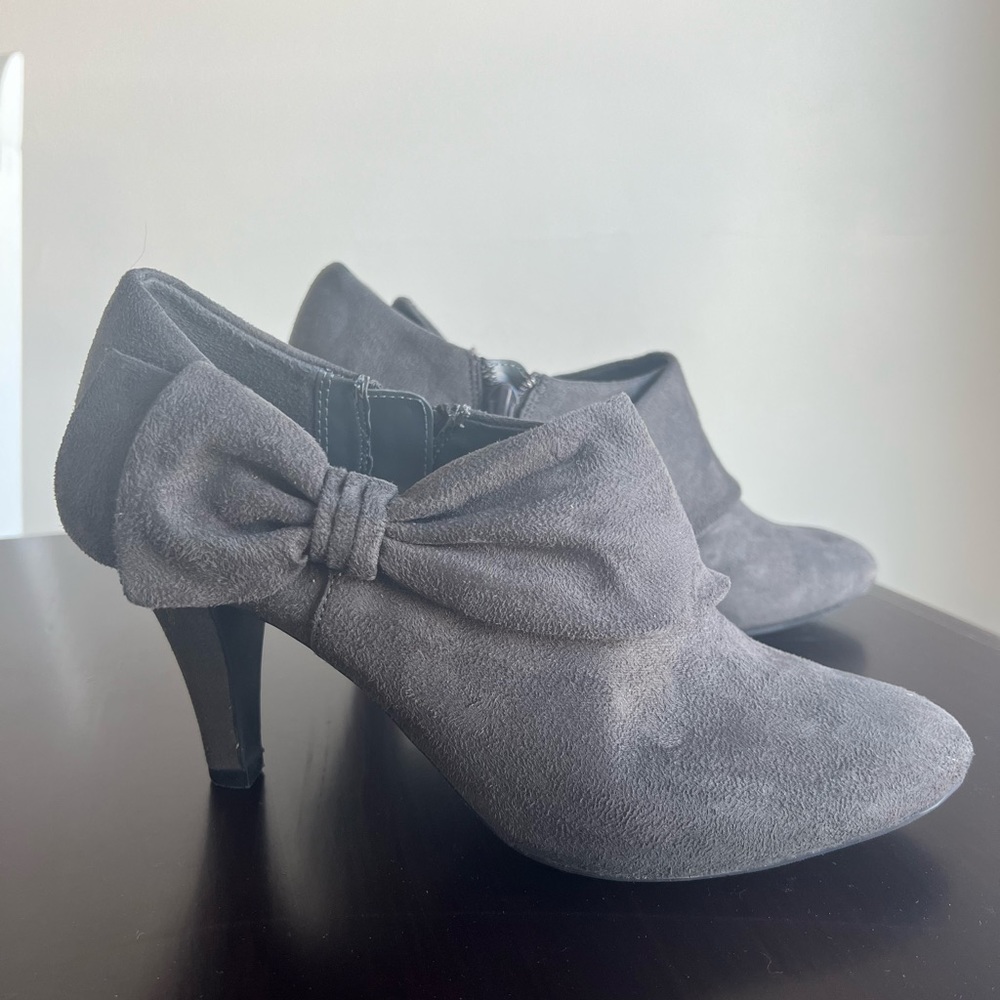 Gray heels
